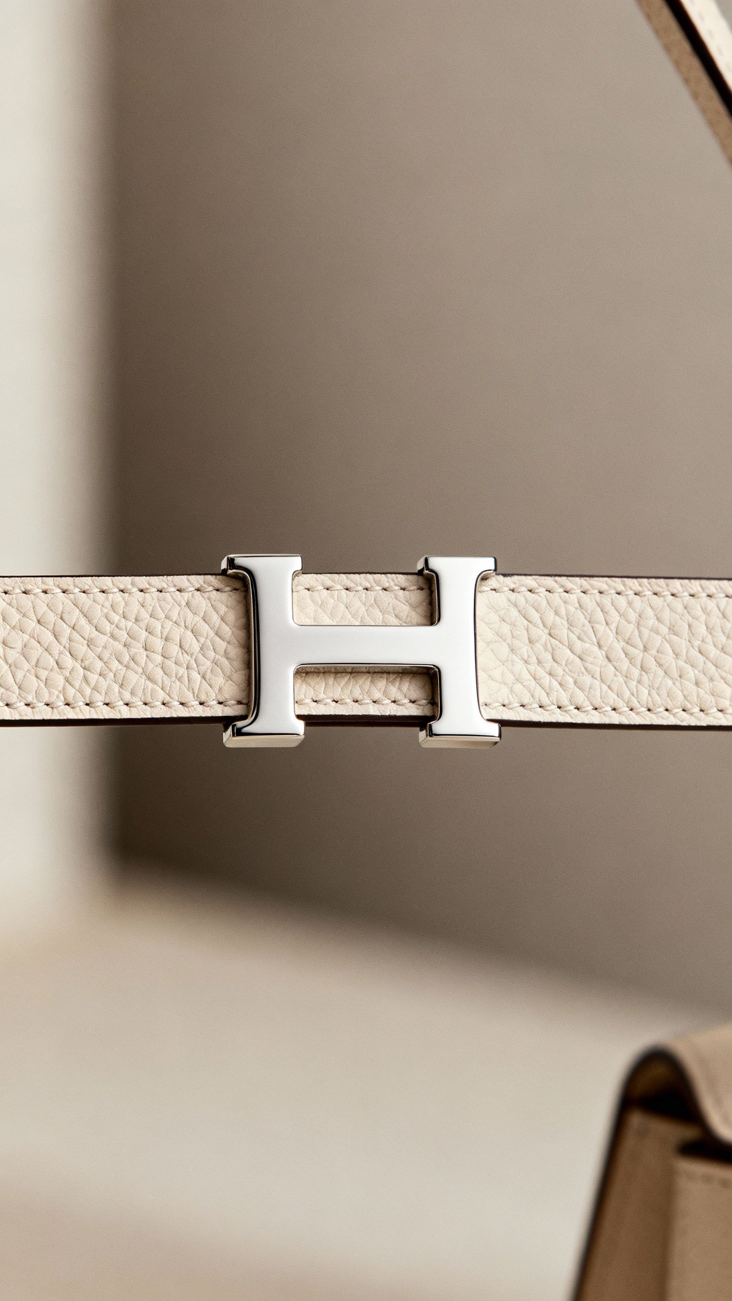 Constance 18 in Etoupe Epsom, palladium H clasp, crossbody strap closeup